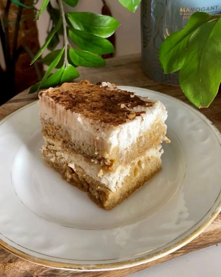 Une part de tiramisu sans produits laitiers, servie dans une assiette à dessert