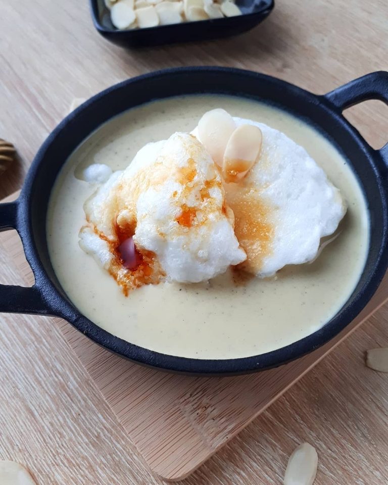 Ile flottante au lait d'amande dressée dans un joli plat et napée de sirop d'érable