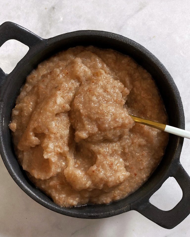 Porridge de sarrasin au chocolat et a la noix de coco dans un petit plat de présentation en fonte