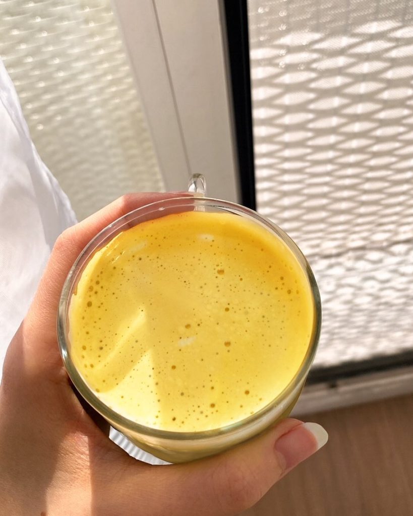 Tasse de boisson golden latte