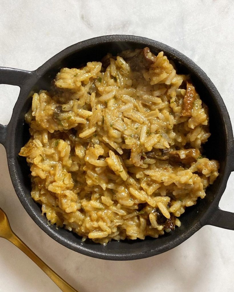 Risotto aux cèpes sans gluten dans un plat en fonte