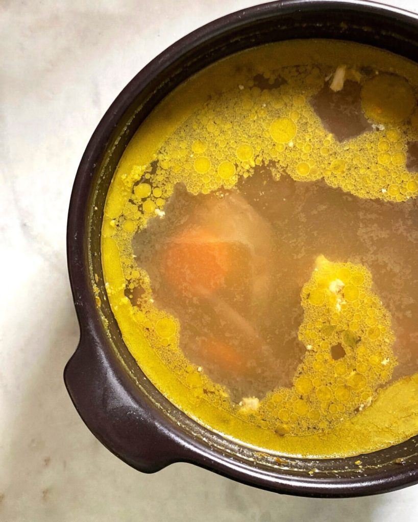 Marmite de bouillon d'os maison, une boisson trouble riche en collagène