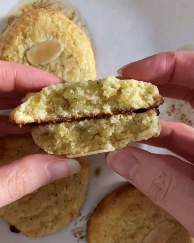 Vue en coupe d'une galette aux amandes moelleuse