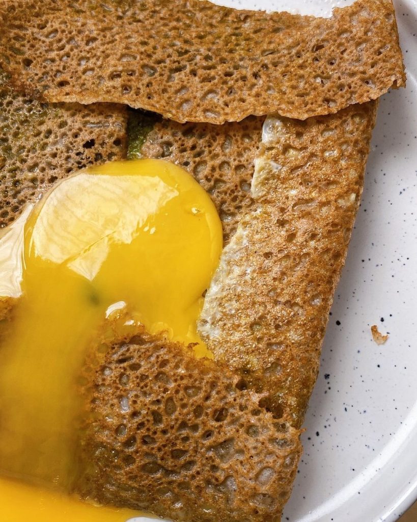 galette de blé noir (ou sarrasin) avec un jaune d'oeuf coulant