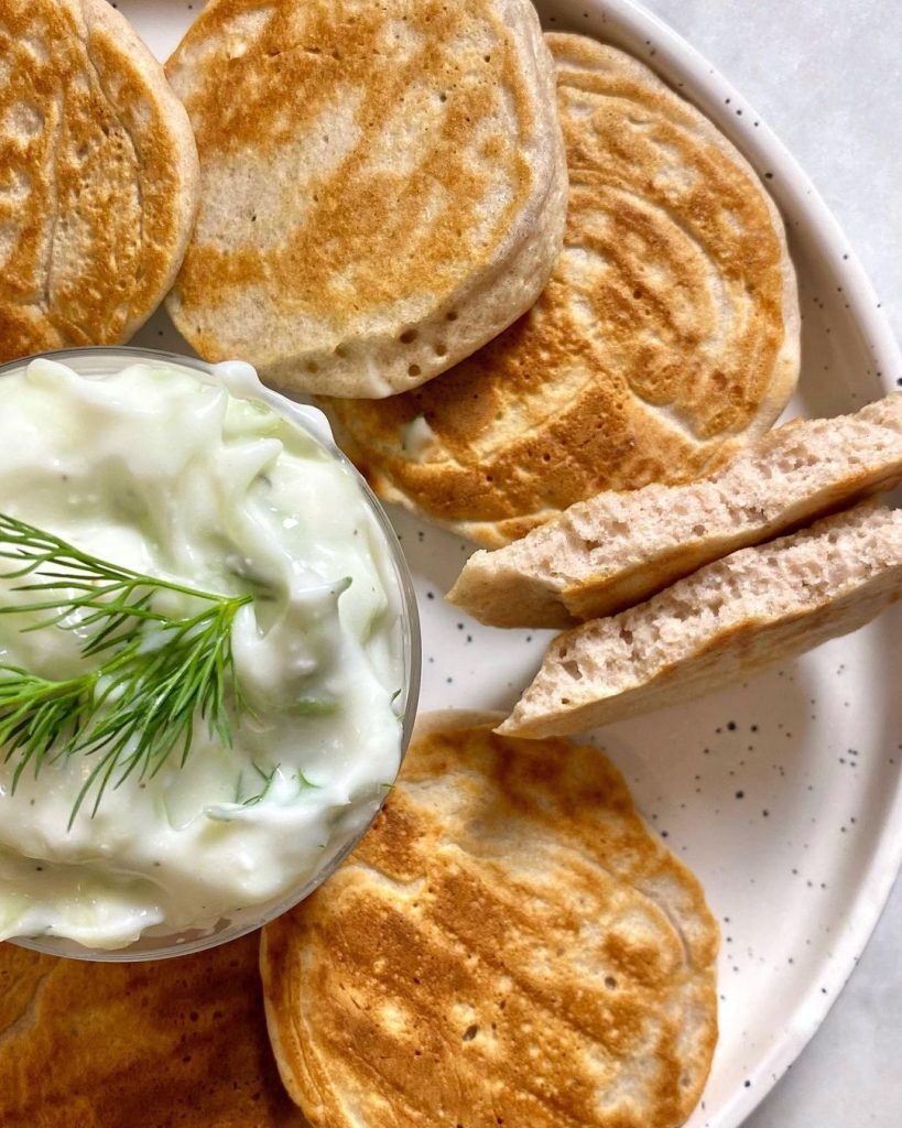 Assiette de blinis moelleux sans gluten, avec une sauce tzatziki végétale maison