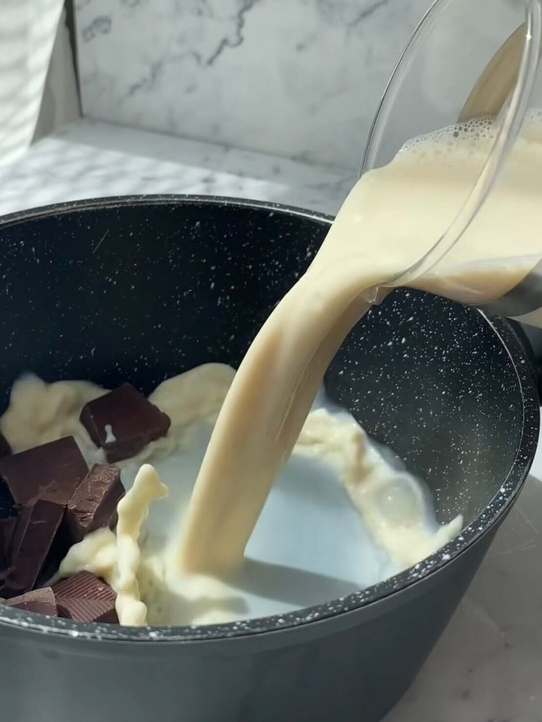 Etape 1 de la recette : verser le lait végétal et le chocolat dans une casserole