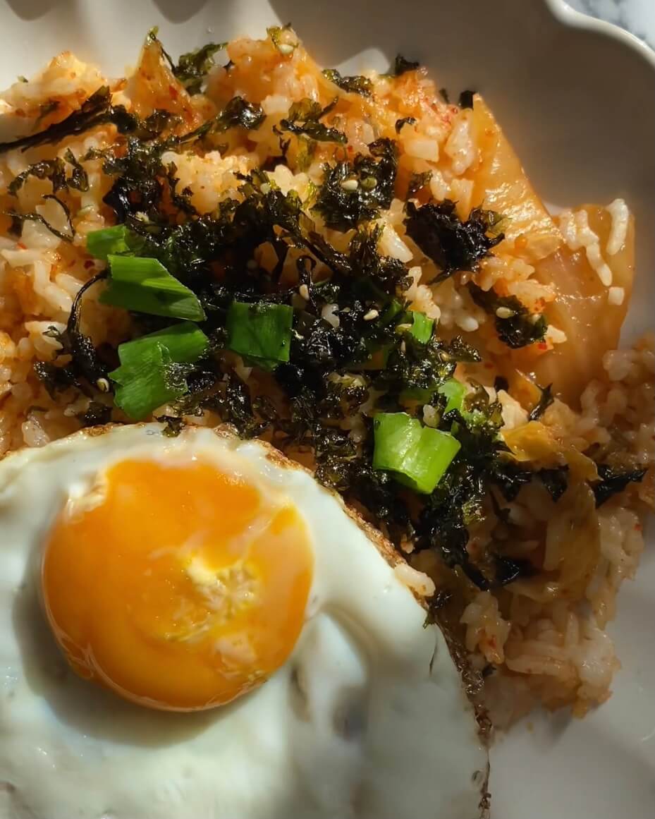 Assiette de riz frit coréen surmontée d’un œuf au plat
