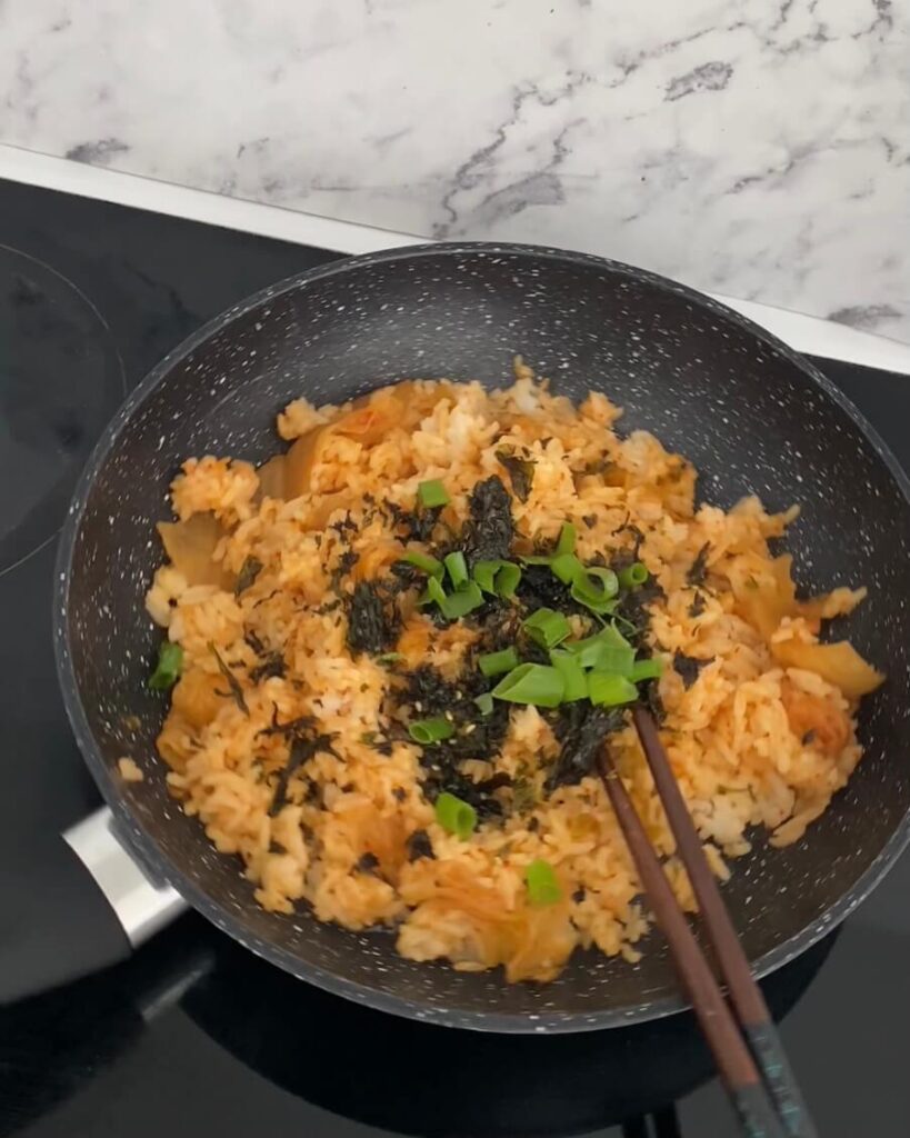 Étape 4: disposer les toppings : oignon vert, nori…