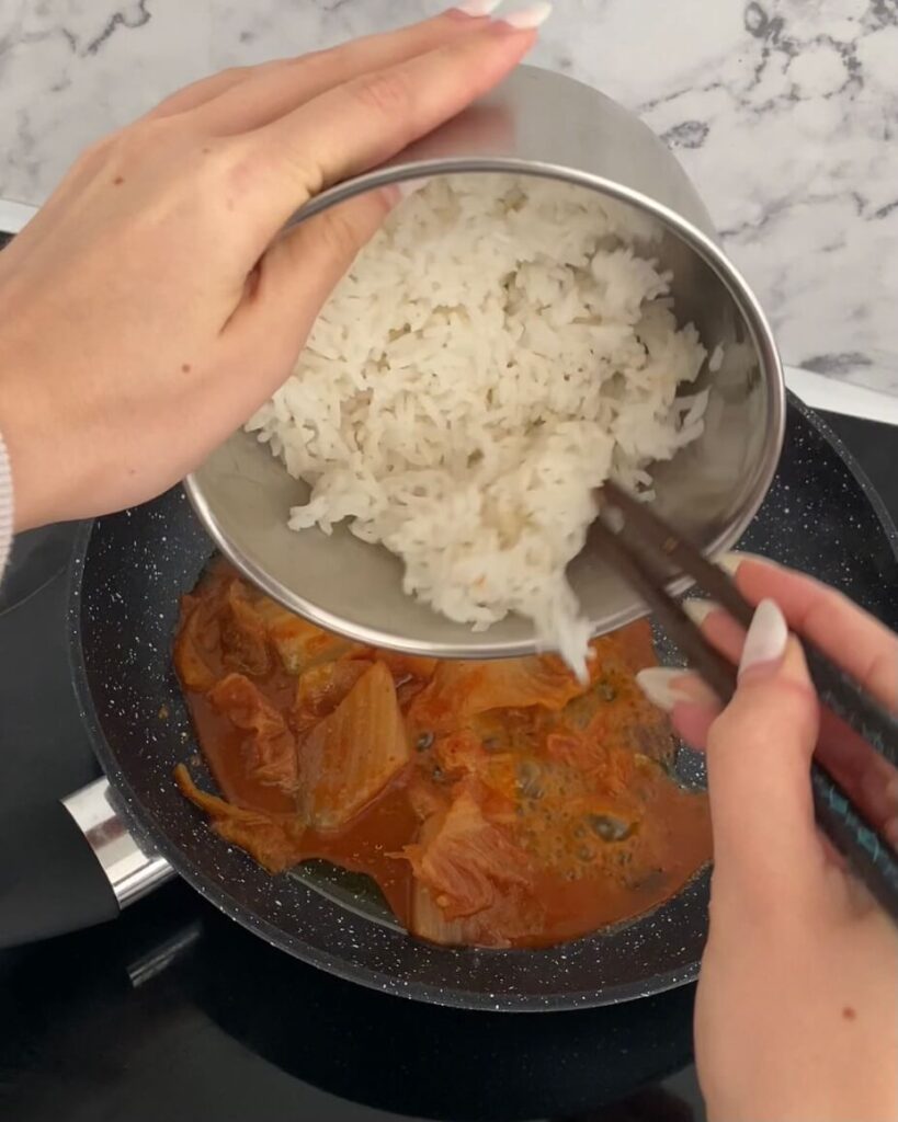 Étape 2: verser le riz cuit dans la poêle