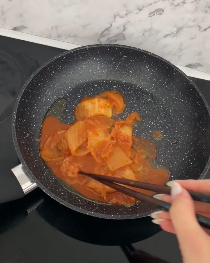 Étape 1: faire revenir le kimchi dans une poêle chaude avec de l’huile