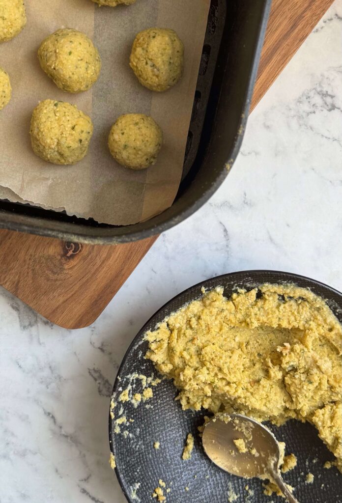 Préparation des boulettes de légume style falafel