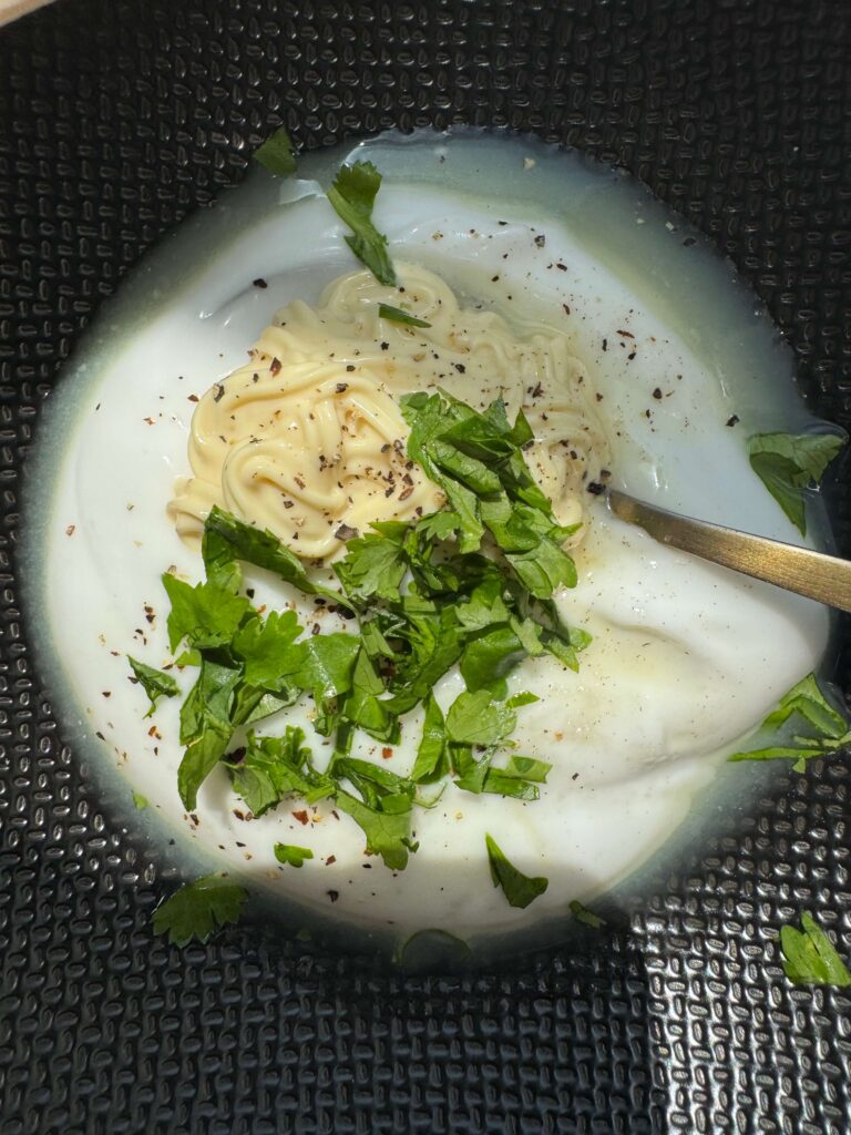 Sauce de la salade dans un bol, avec du citron et de la coriandre