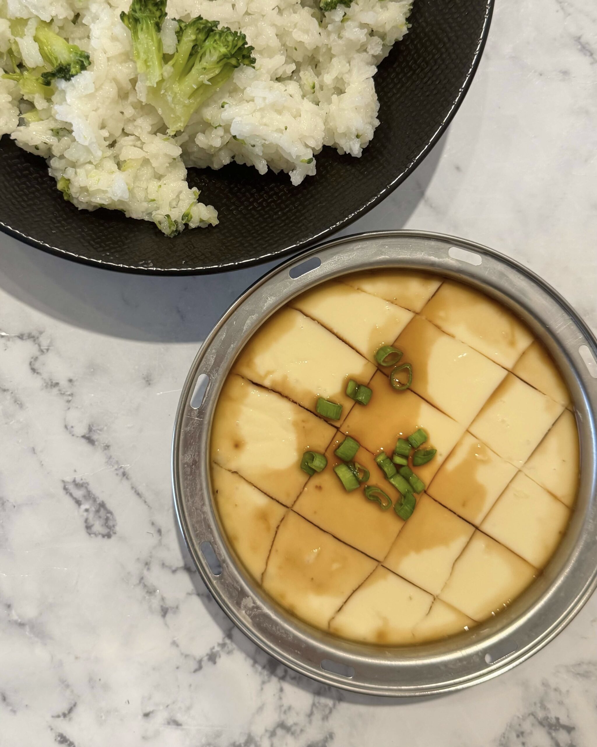 Œufs vapeur chinois servi avec du riz et du brocolis